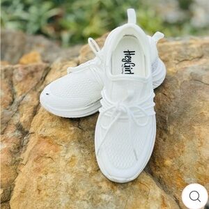 NIB Hey Girl Chunky white glitter sneaker!